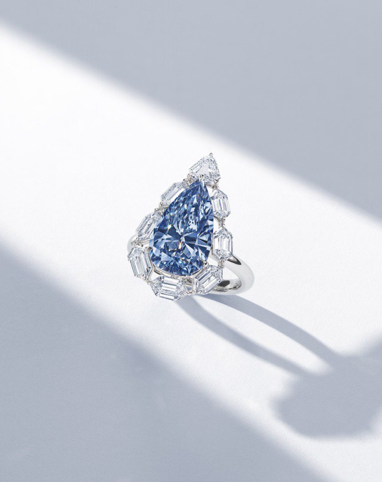 佳士得香港瑰麗珠寶及翡翠首飾春季拍賣最高價拍品為此4.83克拉豔彩藍色內無瑕鑽石戒指，估價5,500萬港元起。圖／佳士得提供