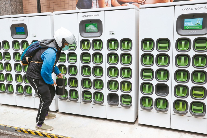 Gogoro將把全台布署逾1000個電池交換站點、​2500座機台，加入Enel X虛擬電廠，供台電電網調度。圖／聯合報系資料照片