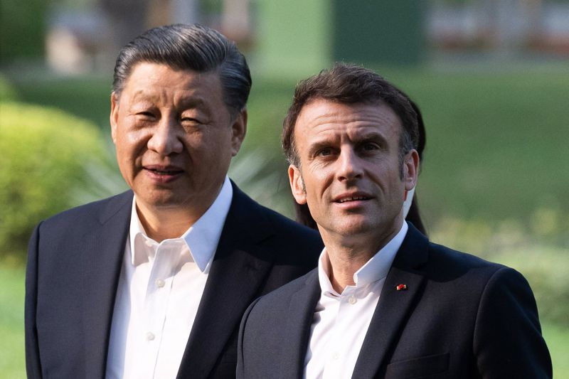 法國總統馬克宏（右）想靠中國大陸國家主席習近平（左）促成俄烏和談。法新社