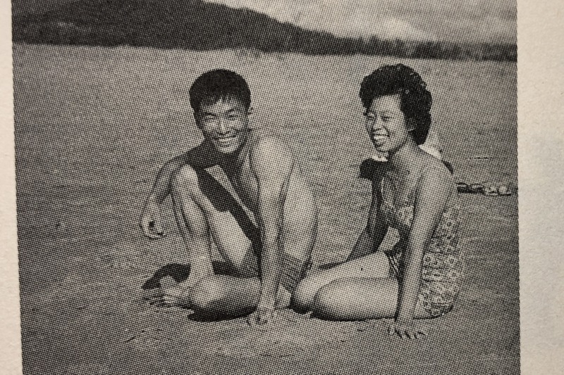 朱銘（左）年輕時與當時還是女友的太太（右），常去海邊談戀愛，他也以女友為模特兒刻下「玩沙的女孩」，翻轉他的一生。 圖／翻攝自「刻畫人間—藝術大師朱銘傳」一書
