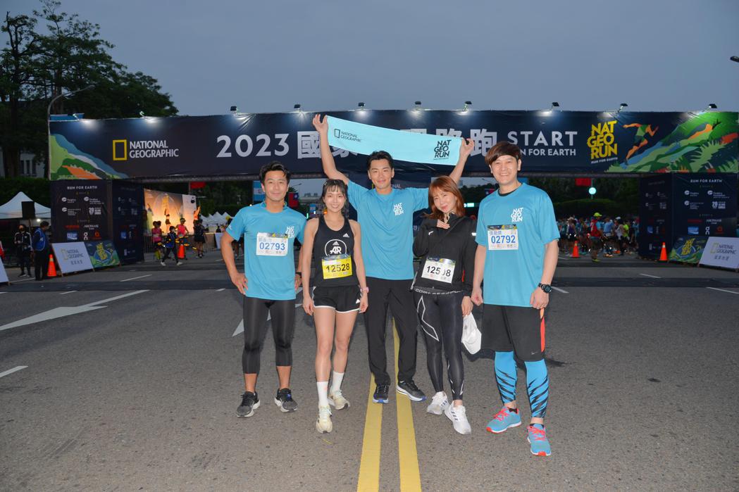 郭彦均（左起）、黄沐妍、禾浩辰、谢忻、张勋杰天还没亮就到了路跑现场。图／国家地理频道提供
