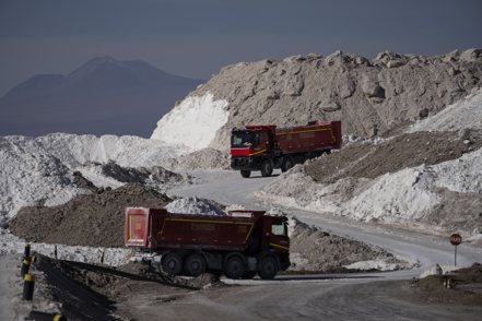 智利宣布將「準國有化」鋰礦產業，震驚市場。美聯社