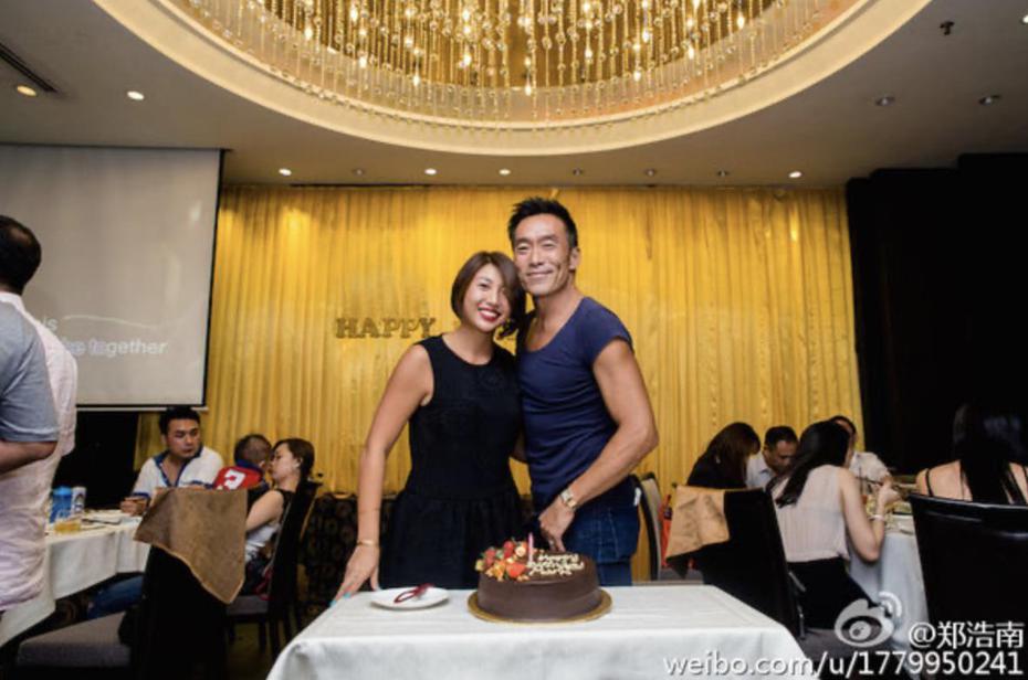 鄭浩南（右）近日爆出與結婚20年的老婆感情生變。（取材自微博）