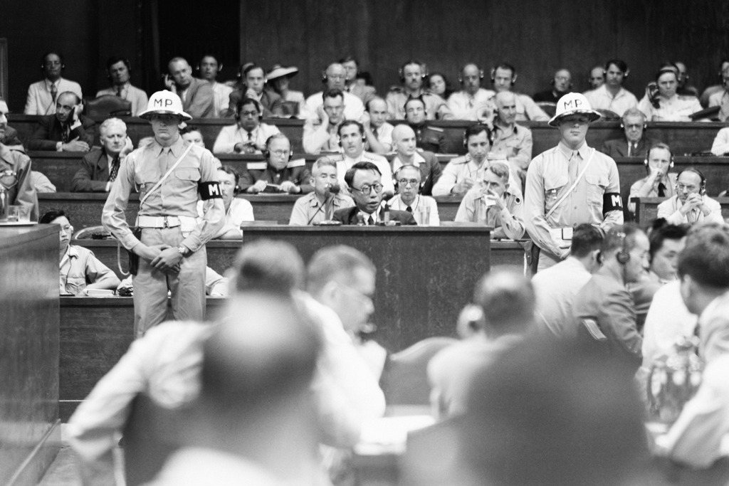 圖為1946年溥儀（中）出席審判日本戰爭領袖的國際戰爭法庭作證。 圖／美聯社