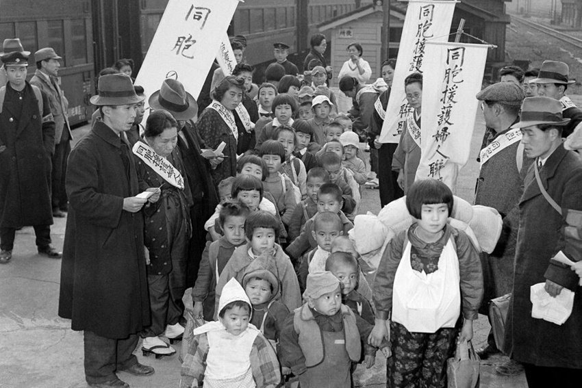 圖為返回東京的滿洲國日本戰爭孤兒。 圖／美聯社