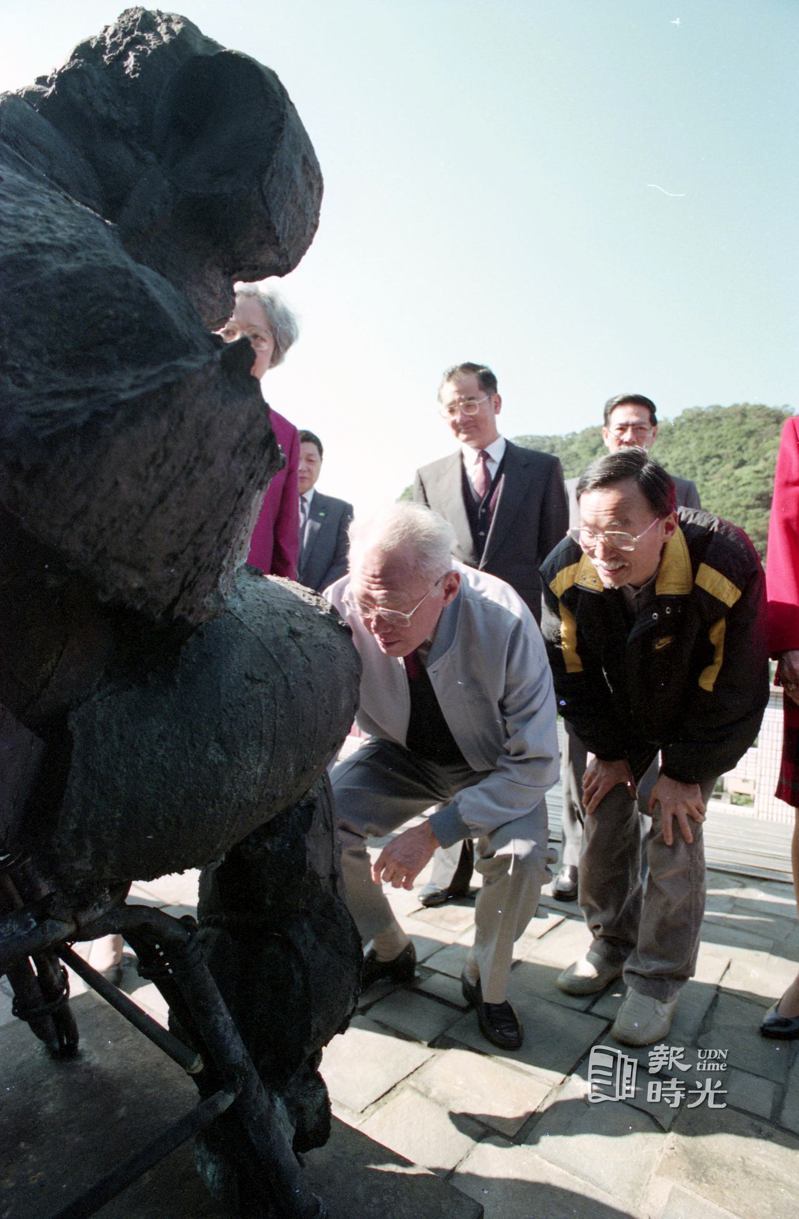 新加坡共和國總理李光耀(中左前)五日前往外雙溪朱銘雕刻工作室參觀遊覽，一旁朱銘(右前)導覽解說。圖／聯合報系資料照（1990/1/5　邱勝旺攝影）
