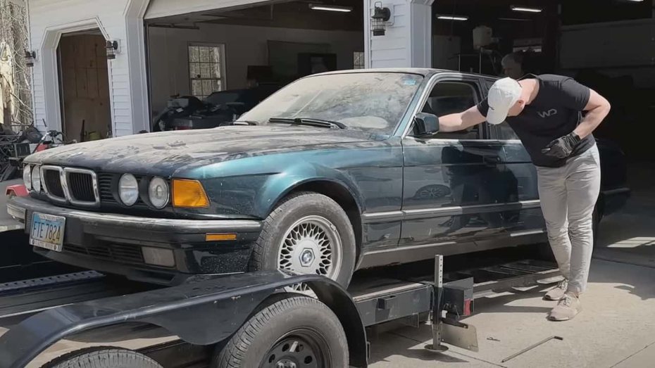 一台第二代BMW 740i被停在車庫長達三年後，終於被拉出來整理並恢復到昔日光彩。 摘自motor1.com