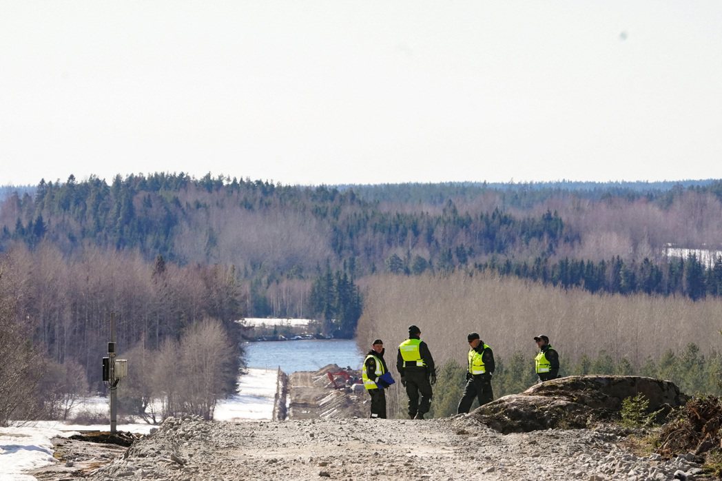 圖為芬俄邊境佩爾科拉，芬蘭邊防衛隊成員站在邊界附近。芬俄兩國接壤的絕大部分地區幾...