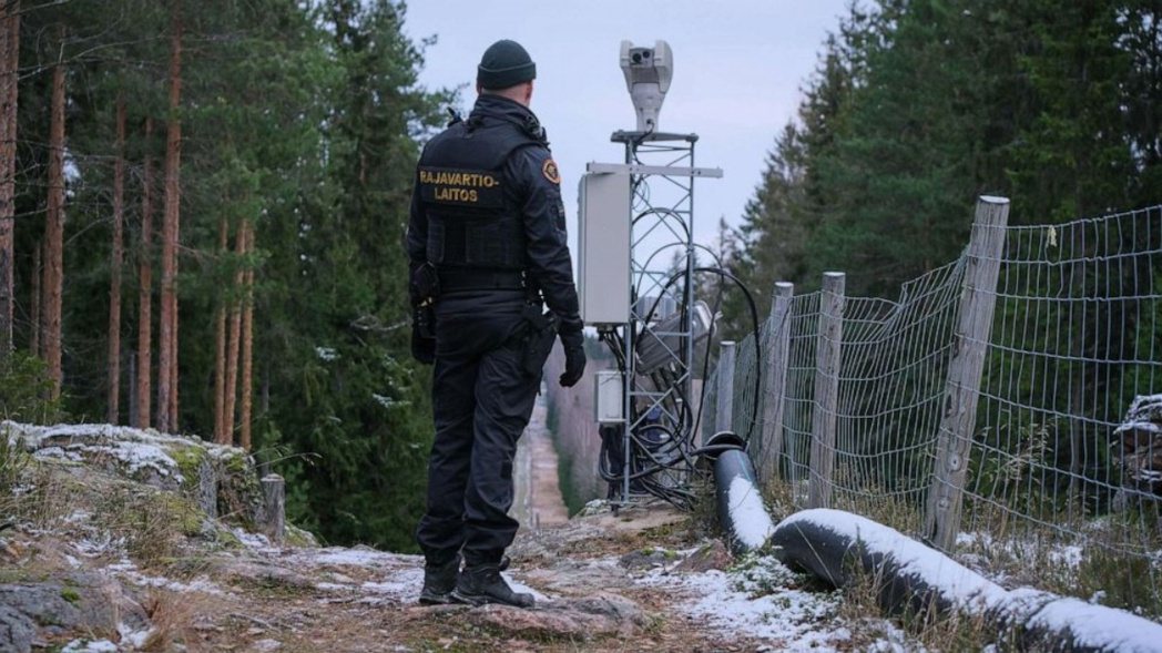 目前的芬俄邊界僅有一道低矮的鐵絲網相隔，芬蘭政府計畫興建高達3公尺的新圍籬以加強...