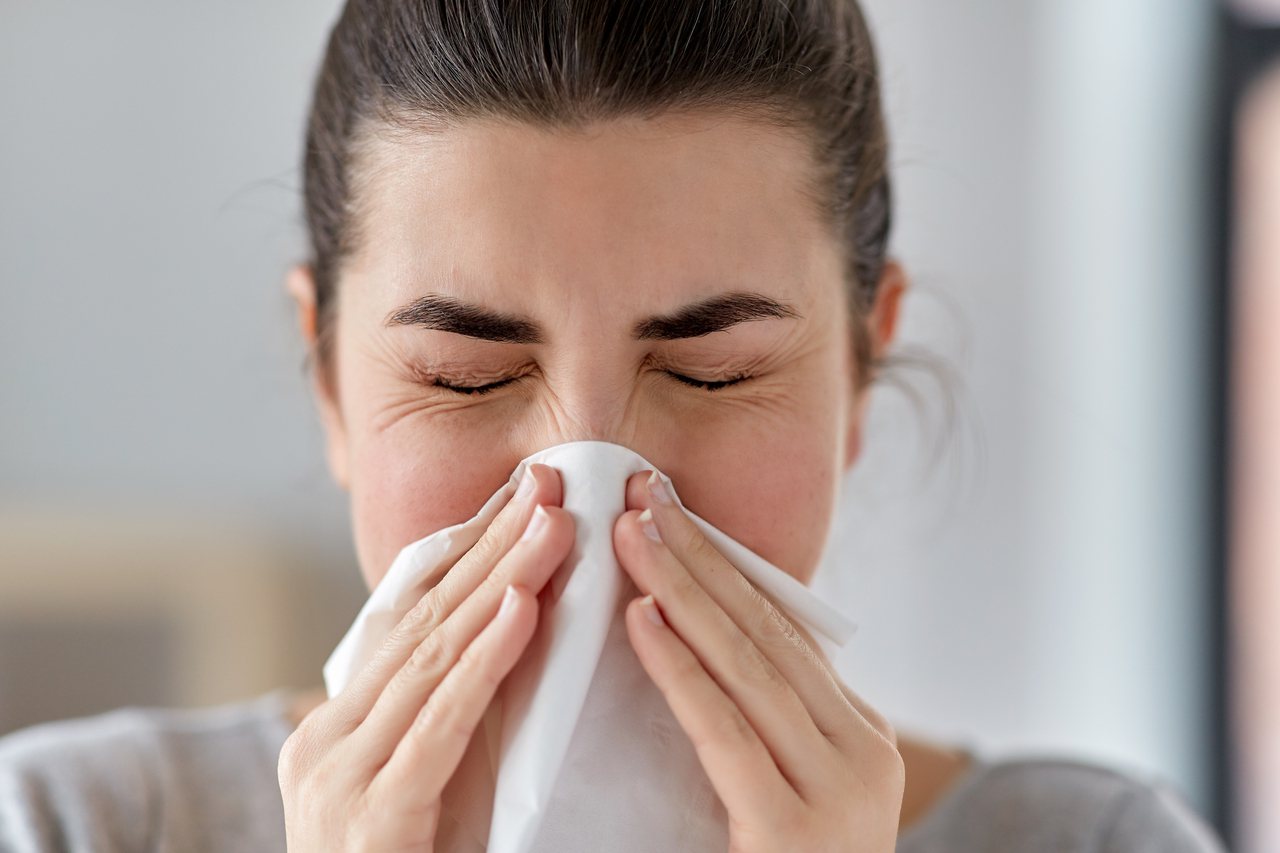鼻竇炎相關症狀，包含鼻塞、鼻子有臭味、膿性鼻涕、鼻涕倒流、嗅覺衰退、咳嗽、喉嚨有痰或異物感、頭痛、臉頰脹痛、牙痛、喉嚨灼痛等，甚至出現耳悶感、倦怠、發燒等情形。