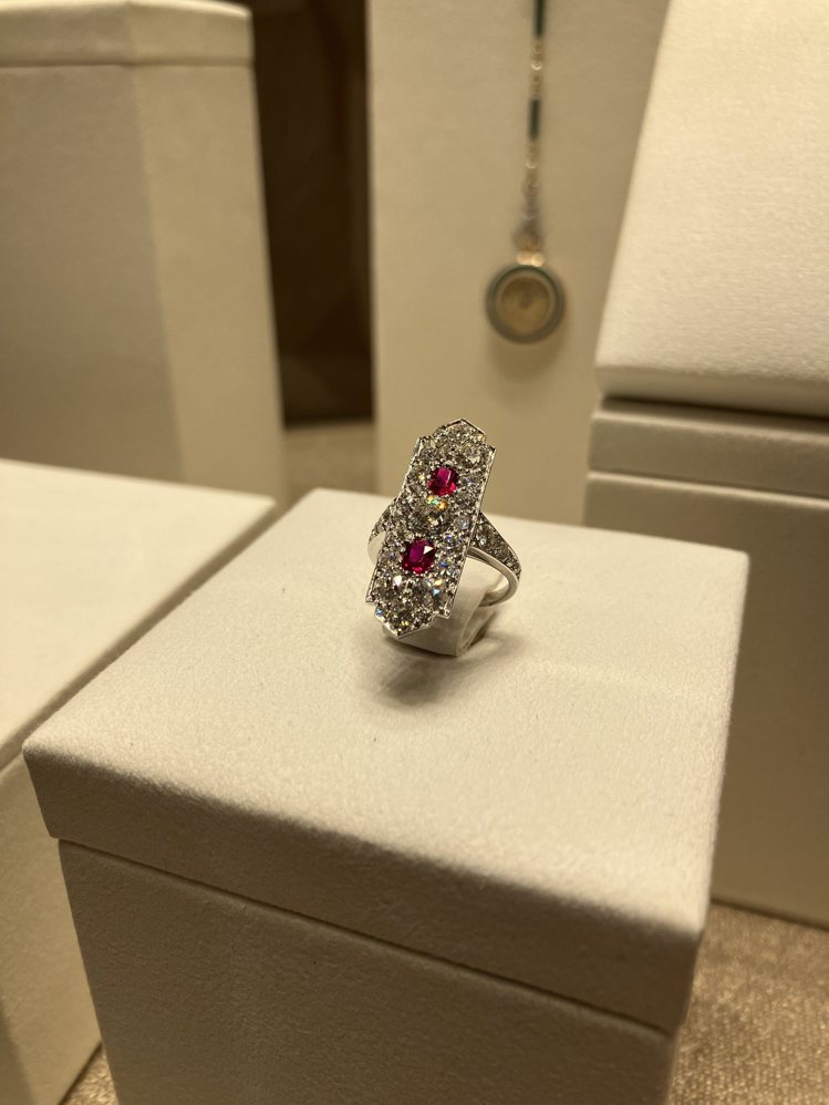 卡地亞骨董珍藏系列紅寶石鑽石戒指，設計受到亞洲美學啟發。記者孫曼／攝影