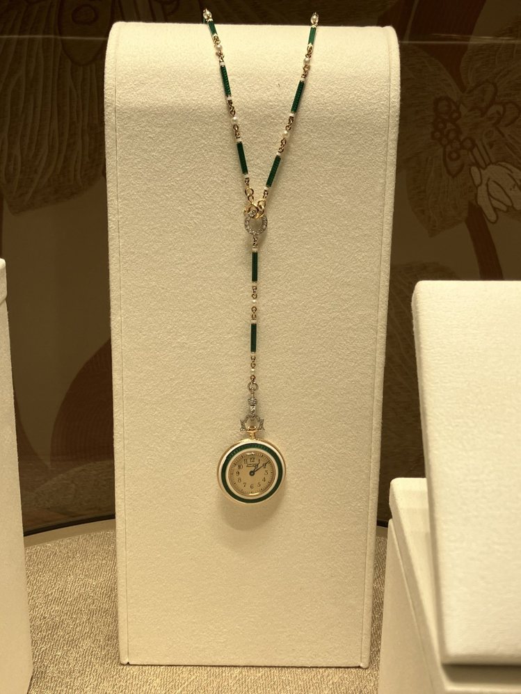 卡地亞骨董珍藏系列1905年的項鍊時計，是今年展出年代最久遠的作品。記者孫曼／攝影