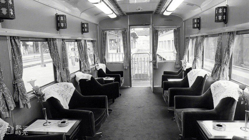 台灣鐵路局新推出的豪華車廂，圖可見車廂內擁有豪華沙發椅。圖／聯合報系資料照（1983/07/31　高鍵助攝影）