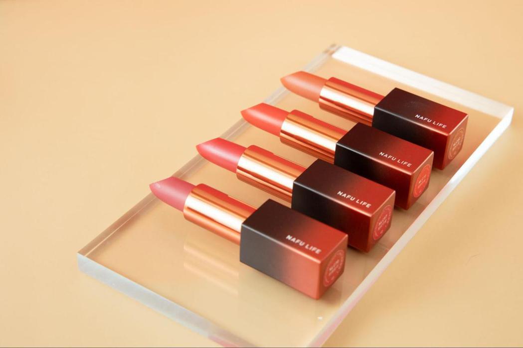 全瑩生技首創世界第一支添加「超級蝦紅素」的唇膏，讓唇部的保護與潤色一次滿足。 全...