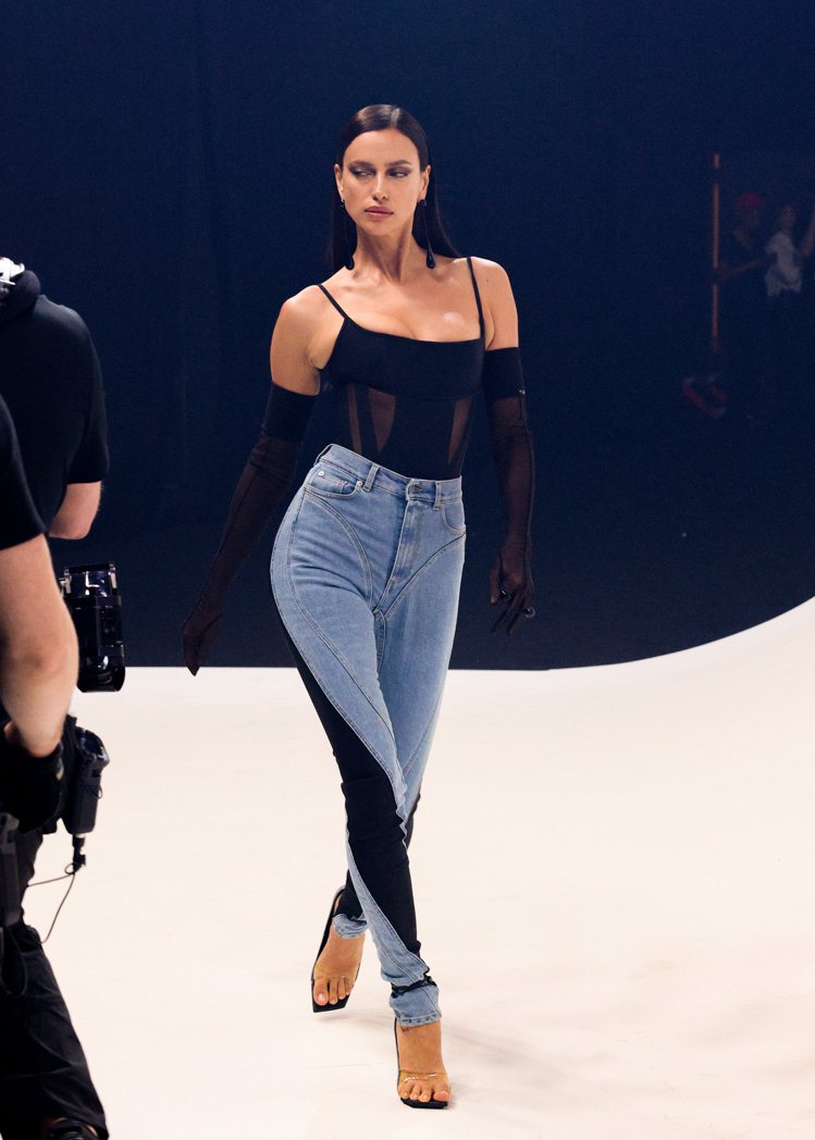 超模Irina Shayk領軍，穿上MUGLER與H&M的聯名系列服飾走秀。圖／H&M提供