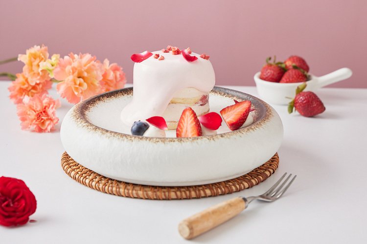 為慶祝母親節，陶板屋招待媽媽「戀莓絮語瀑布蛋糕」。圖／王品提供