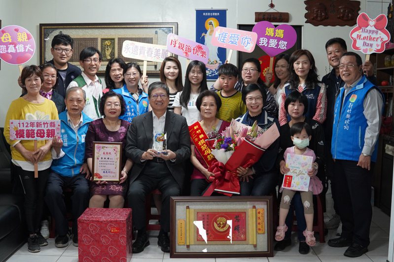 姜秋嬉（前排右三）這27年來照顧了62位寄養孩子，是新竹縣首度表揚的寄養家庭媽媽。記者郭政芬／攝影