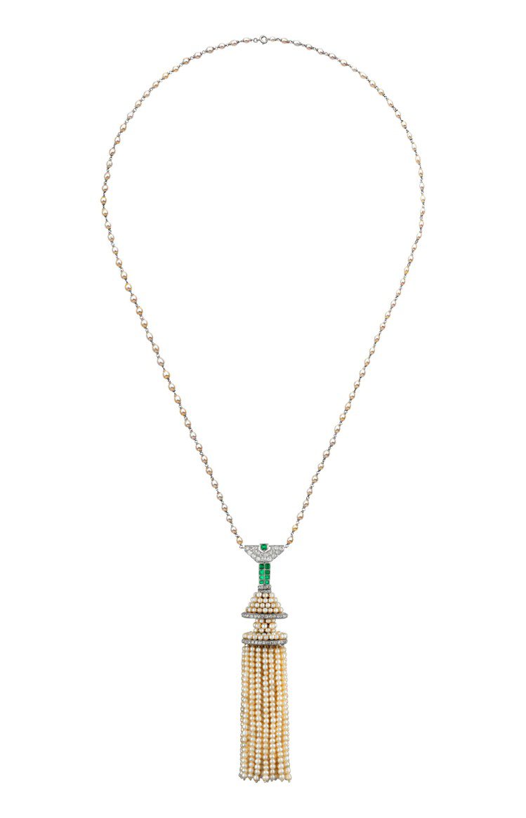 卡地亞骨董珍藏系列珍珠流蘇項鍊，約1941年卡地亞巴黎，鉑金、白金鑲嵌天然珍珠、祖母綠、鑽石，約1,190萬元。圖／卡地亞提供