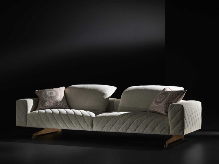 Versace Home全新系列Discovery Sofa以現代感十足的人字斜紋圖案為設計靈感，可自由選配布料或皮革款式。圖／Versace提供