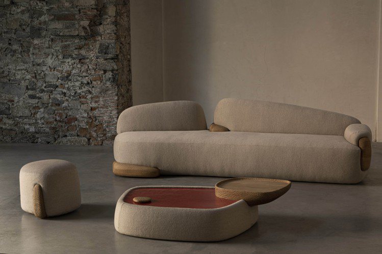 Loro Piana家居部門於米蘭設計週展出的Apacheta沙發與矮桌。圖／Loro Piana提供
