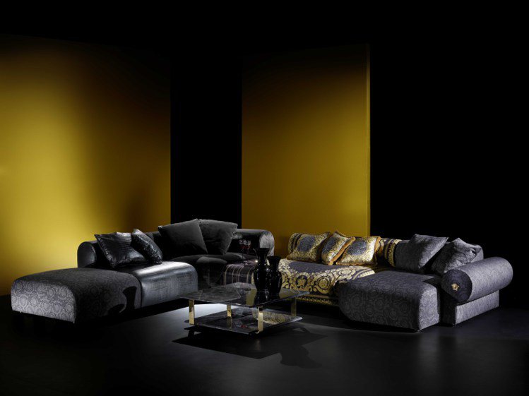 Versace Home全新系列，焦點是採用紓壓設計的Zensational組合式沙發，靈感來自於古典主義與神話，，鱷魚皮革飾面精心呼應Versace 2023年秋冬系列時裝秀，完美結合巴洛克印花和緹花圖案，展現極致華麗的品牌風格。圖／Versace提供