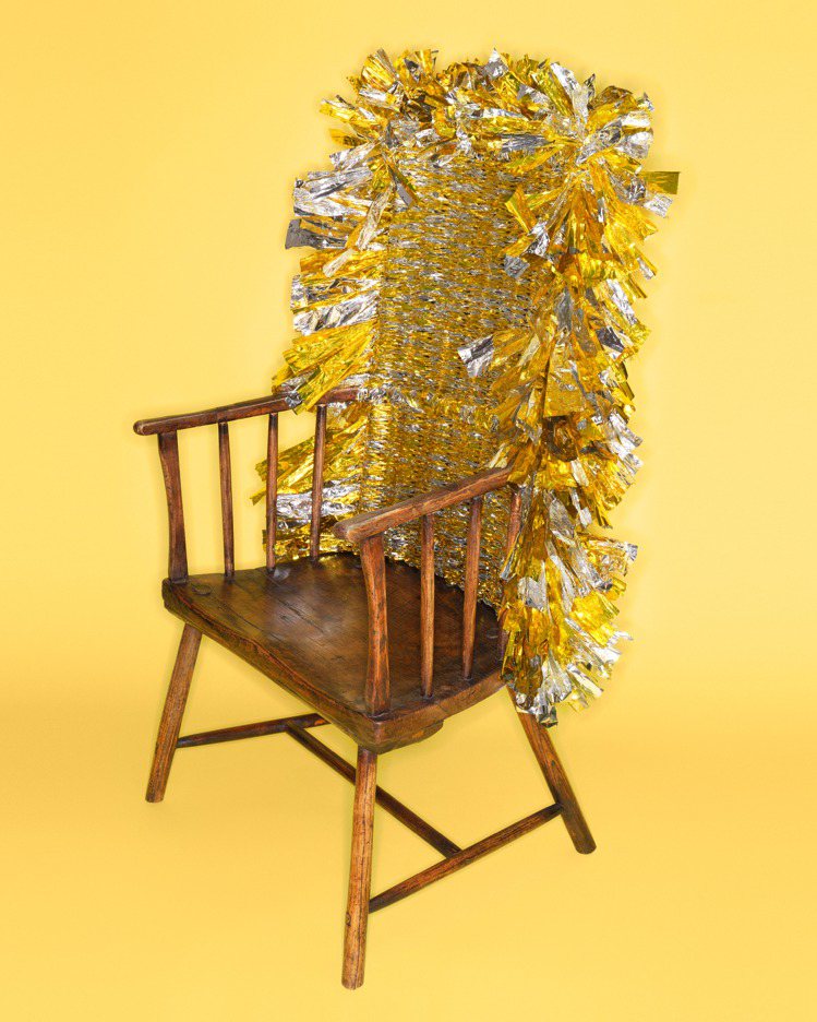 LOEWE今年的新作以椅子為主角，於Palazzo Isimbardi庭院展出。圖／LOEWE提供