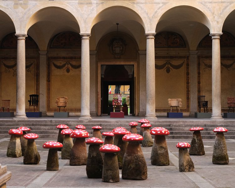 LOEWE今年的新作以椅子為主角，於Palazzo Isimbardi庭院展出。圖／LOEWE提供