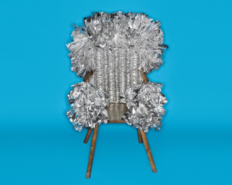 LOEWE Chairs椅子展的編織鋁箔木條椅。圖／LOEWE提供