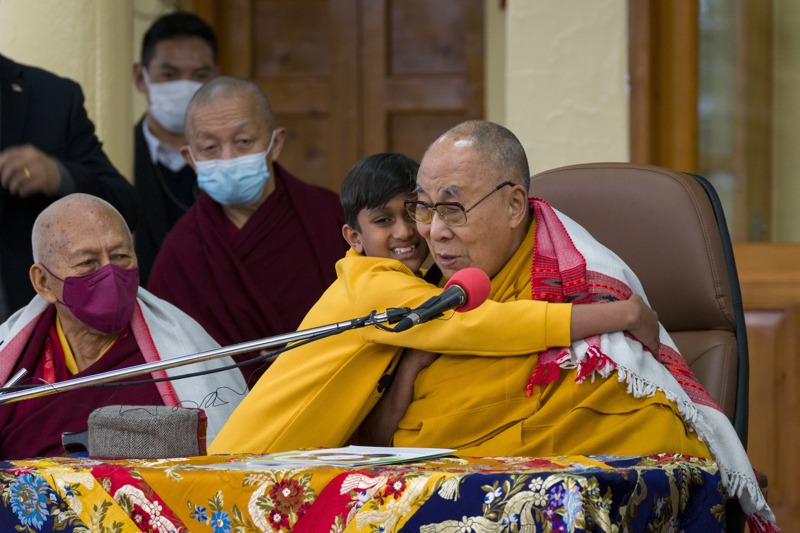 達賴喇嘛（右）2月出席印度北部城市達蘭薩拉的活動，接受一名小男孩的擁抱要求。美聯社