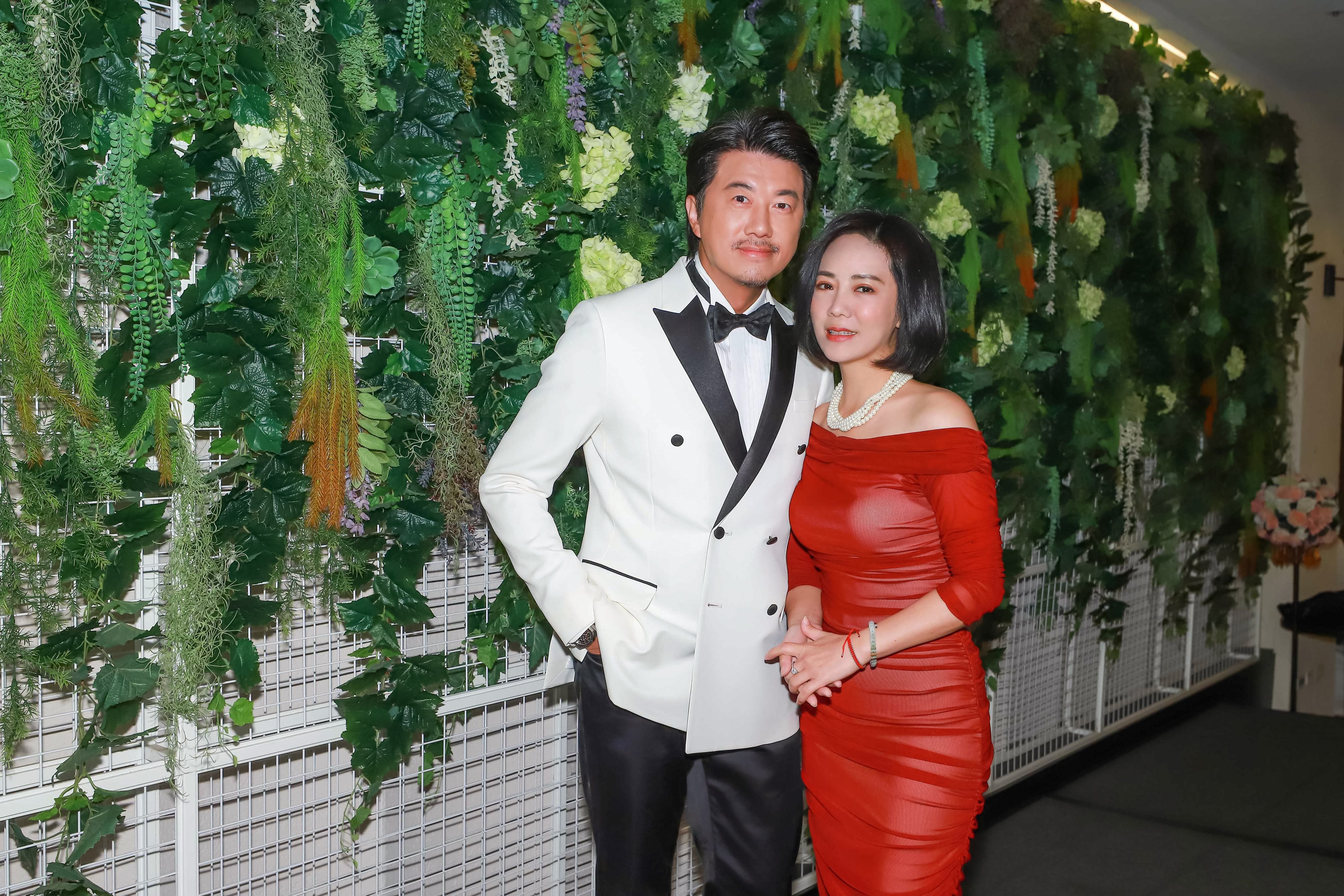 陳仙梅(右)、吳皓昇在「市井豪門」演豪門夫妻，劇中為了兒子婚禮盛裝出席。圖／民視提供