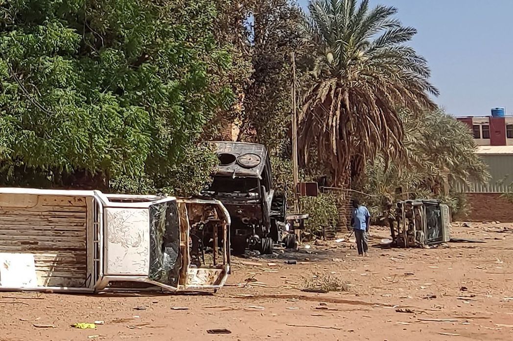 4月19日，喀土穆南部路旁被炸毀的車輛。 圖／法新社　