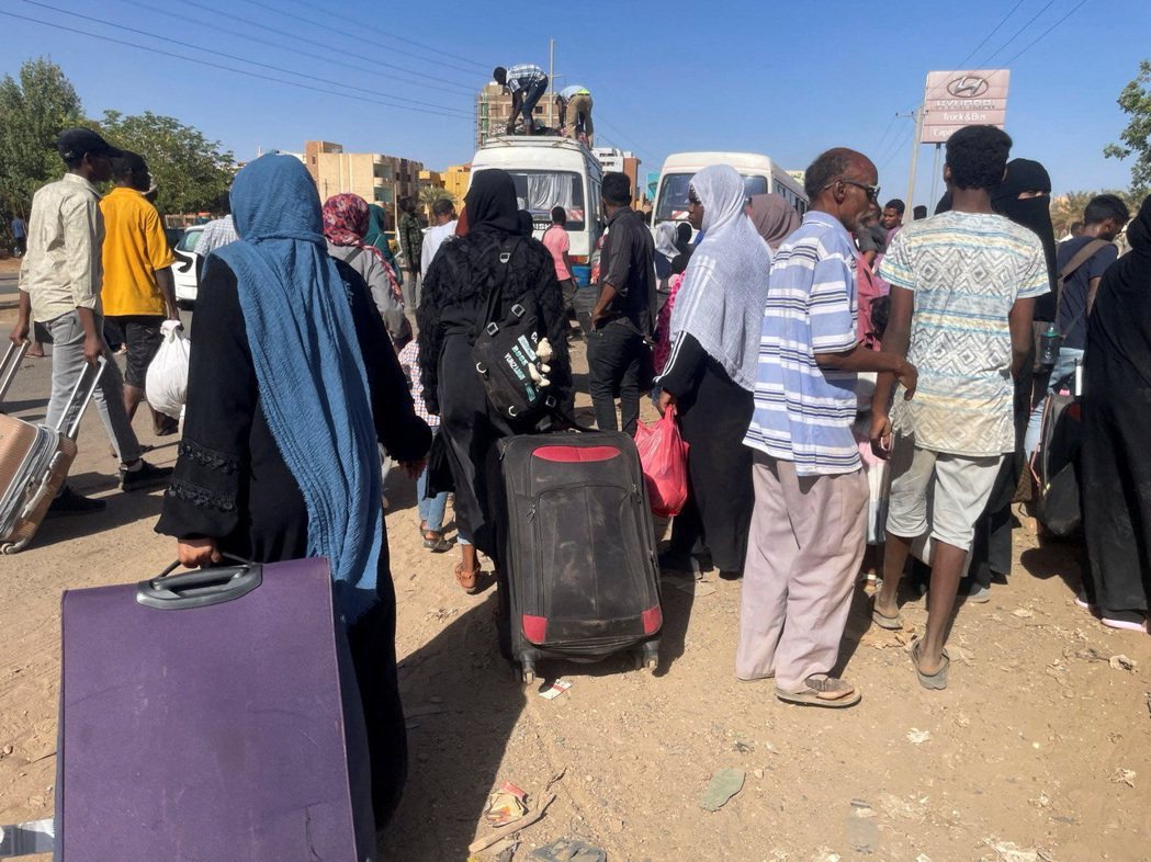 4月19日，聚集車站逃離喀土穆的蘇丹居民。 圖／路透社　