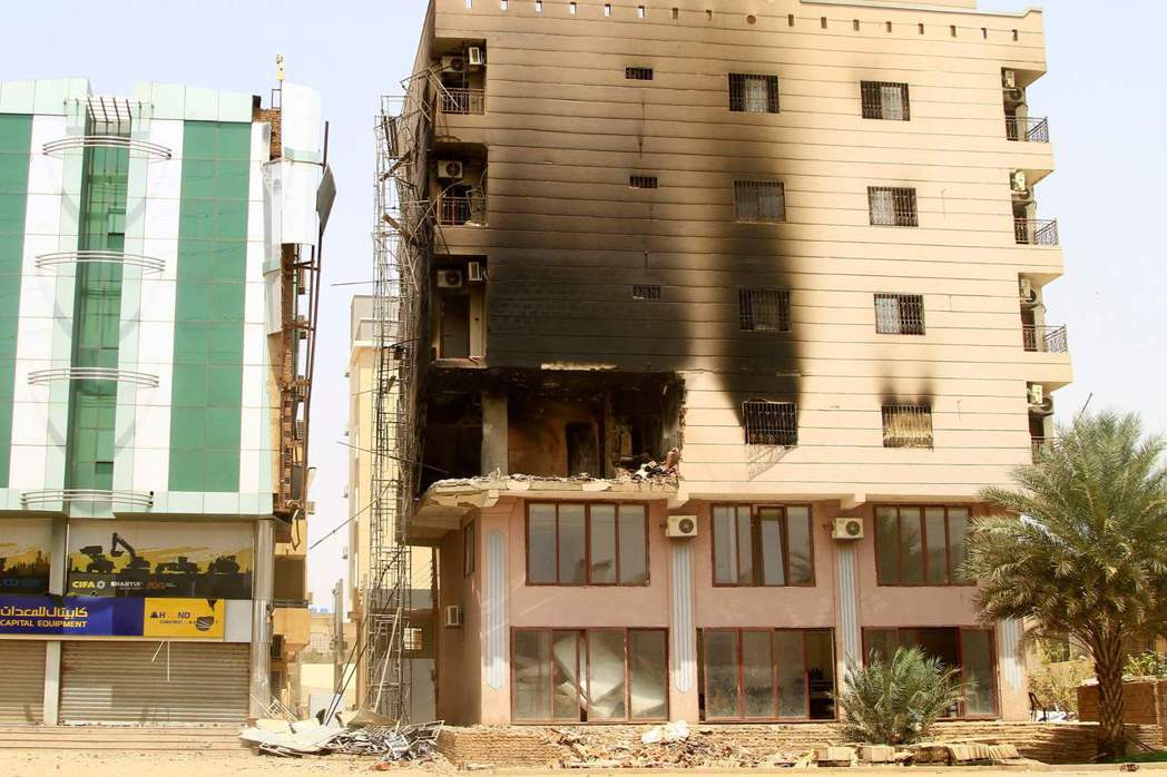 4月23日，喀土穆在SAF及RSF巷戰中受損的建築物。 圖／法新社　