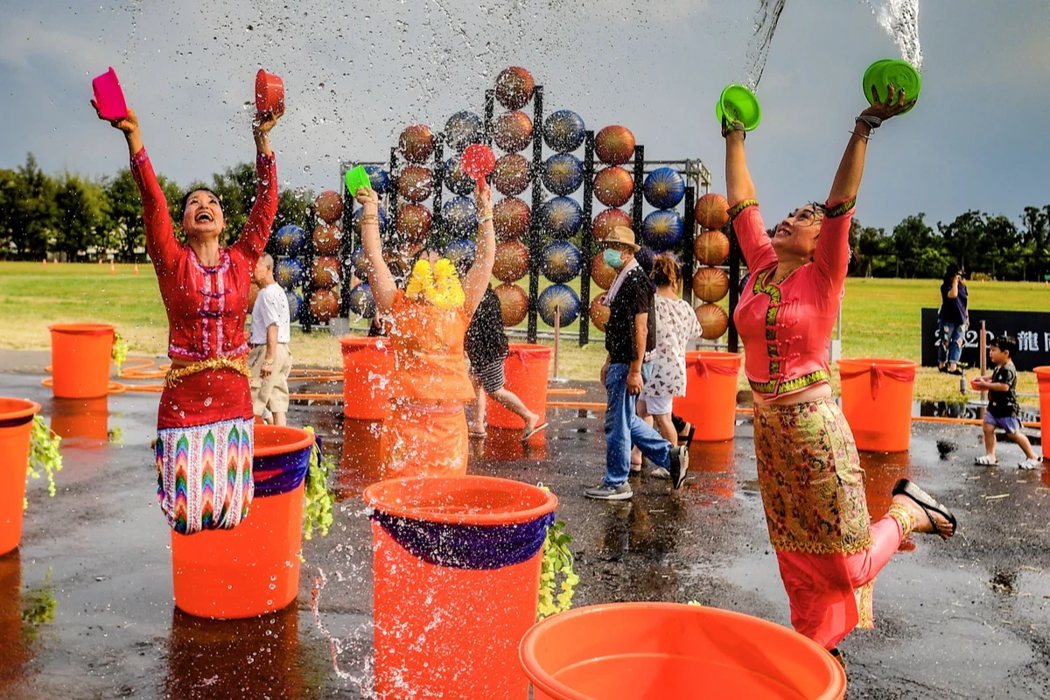 「潑水節」是泰語民族、東南亞地區最盛大的傳統節日，圖｜龍岡米干節