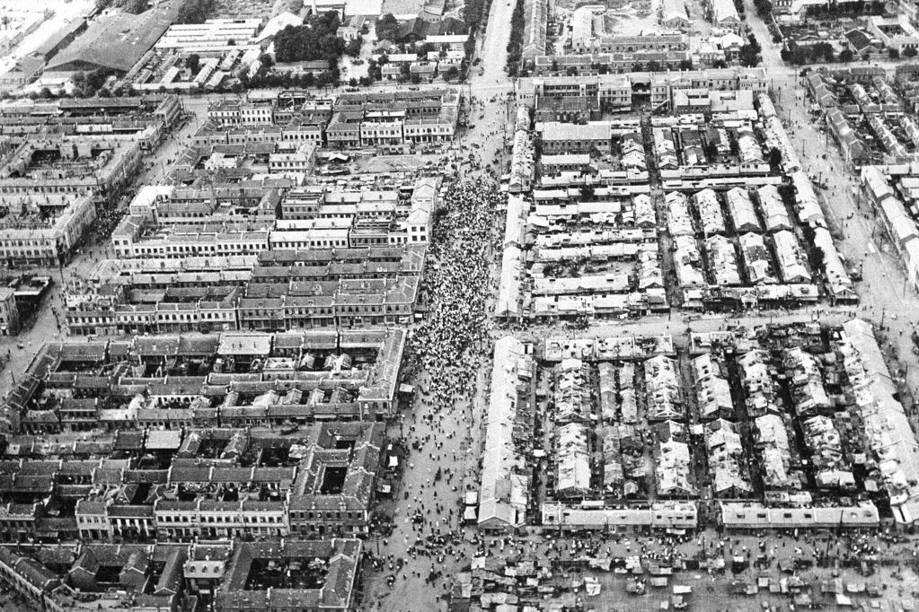 圖為1945年二戰結束後美軍空拍的大連街景，民眾聚集在街道上。 圖／美聯社