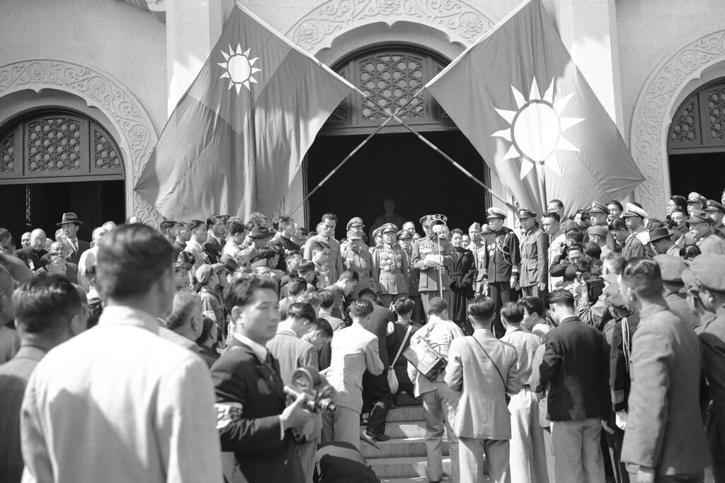 圖為1946年5月6日重新開放國會大廈的儀式上，有超過千名官員出席。蔣介石及夫人宋美齡可見於中央位置。 圖／美聯社