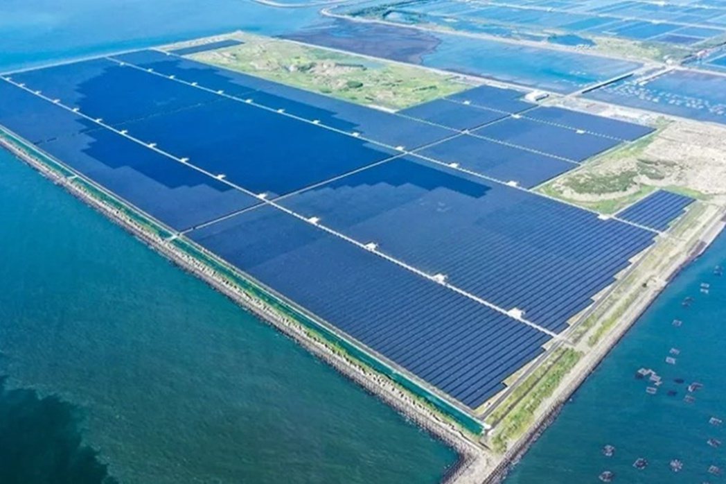 雲林新興電廠以68萬片太陽能模組打造台灣圖騰，象徵肩負台灣綠電能源使命。 圖／韋...