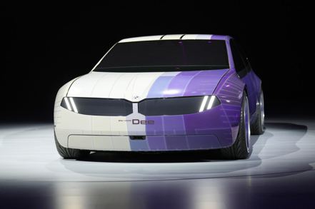 今年1月在美國消費性電子展（CES）上，BMW展出一款猶如彩色變色龍般的概念車「i Vision DEE」，驚豔全場。 美聯社