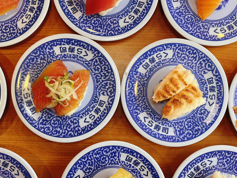 藏壽司推出「胡麻油醃漬鮪魚」、「炙烤明太子鮮蝦」兩款新品，每盤40元。圖／藏壽司提供