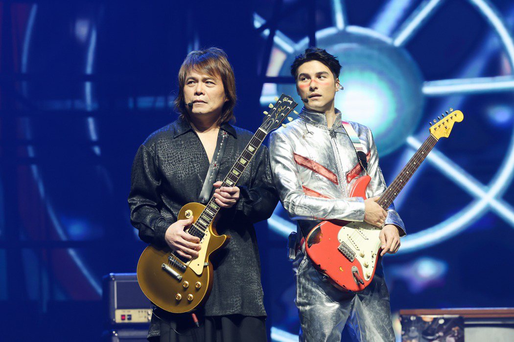 凤小岳(右)跟伍佰合作摇滚歌剧“成功之路”后熟识。图／报系资料照