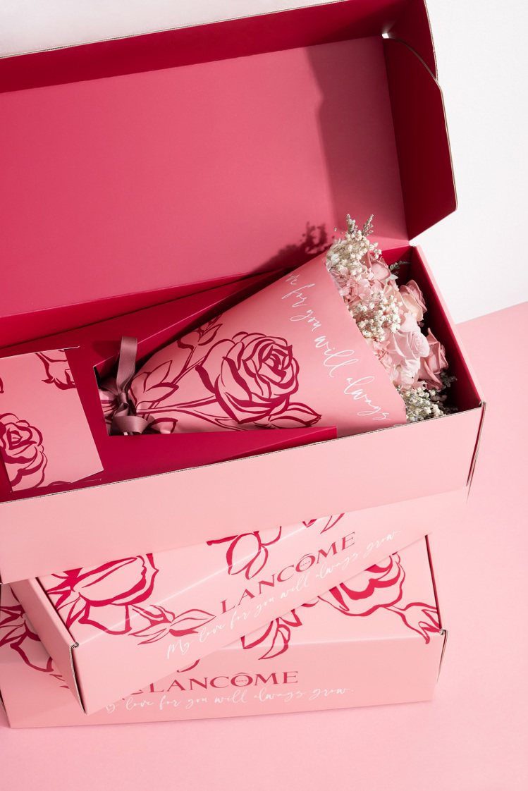 於蘭蔻消費滿額送奢寵玫瑰永生花禮與禮盒。圖／蘭蔻提供