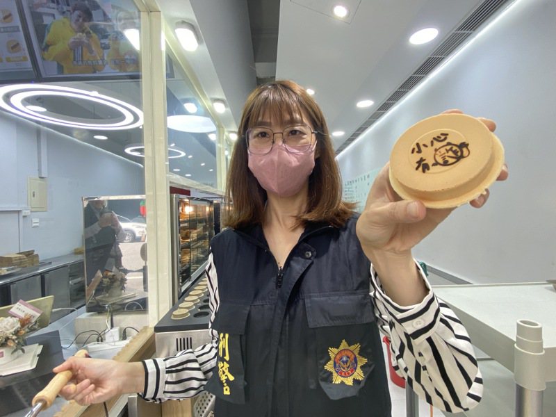 新竹市警一分局創新作為，今邀在地知名紅豆餅業者「小鵲SING紅豆餅」合作舉辦識詐的快閃活動，透過特殊的烙鐵技術，製作「小心有詐」宣導字樣的特殊紅豆餅。圖／警方提供