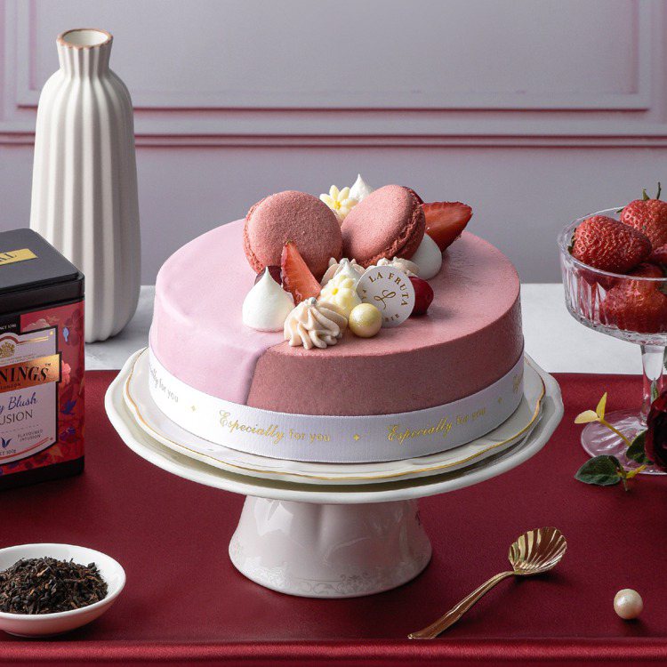La Fruta朗芙「珍珠馬卡龍胭脂莓果慕斯蛋糕」，84折優惠價1,080元。圖／Pinkoi提供