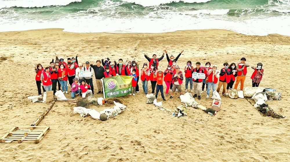 4/22世界地球日，文曄員工於認養海岸進行淨灘，以海洋廢棄物排列出I Love ...