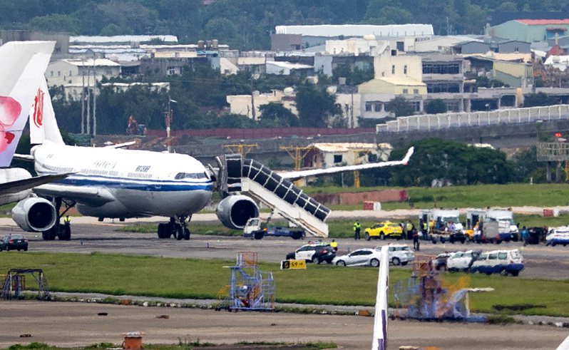 中國國際航空航班編號CA185，機上疑似藏有爆裂物，班機降落後桃機要求立即停放外接駁機坪檢查。 記者季相儒／攝影