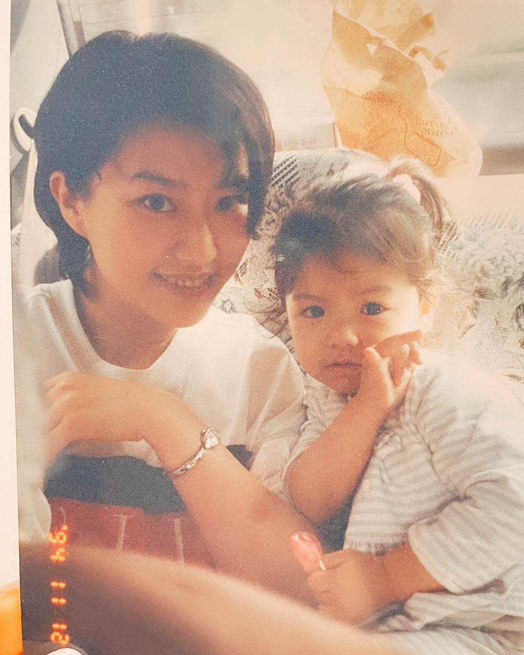 宋芸桦的妈妈(左)年轻时长相神似长泽雅美。图／摘自脸书
