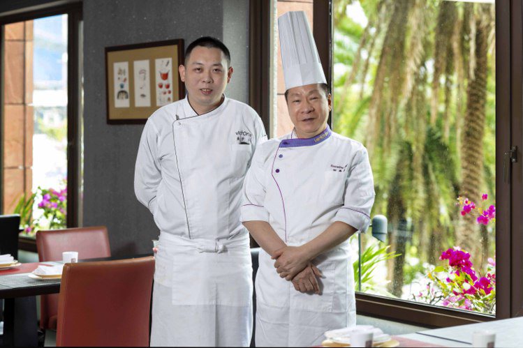 吳宇軒主廚（左）和中餐行政總廚何慶輝。圖／台北維多麗亞酒店提供
