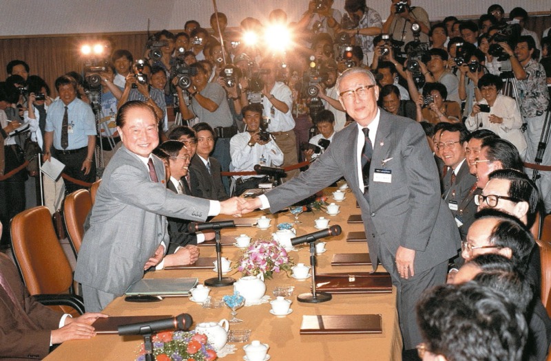 1993年4月27日，時任海基會董事長辜振甫（右）與大陸海協會會長汪道涵（左）在新加坡舉行「辜汪會談」。圖／聯合報系資料照片