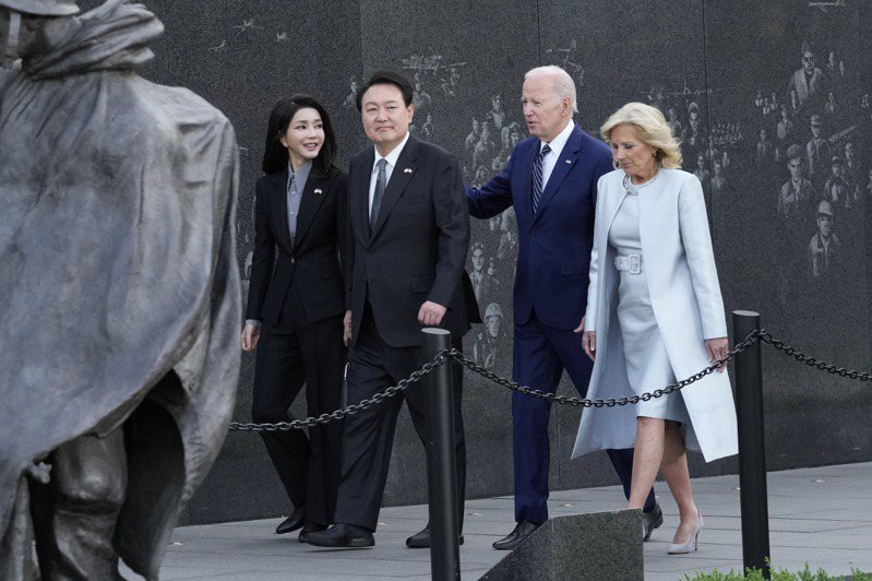 美国总统拜登伉俪（右起）廿五日偕同南韩总统尹钖悦夫妇造访华府的韩战纪念碑。（美联社）(photo:UDN)