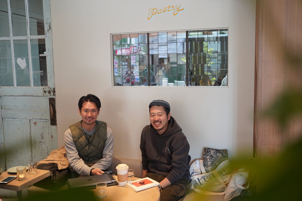 ONIBUS COFFEE創辦人坂尾篤史與插畫家CHALKBOY。 圖／ONIB...